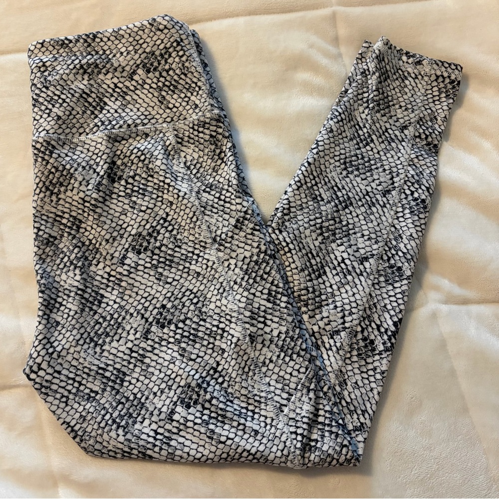 Balance Collection Black and White Snake Skin Patterned 7/8 Leggings
